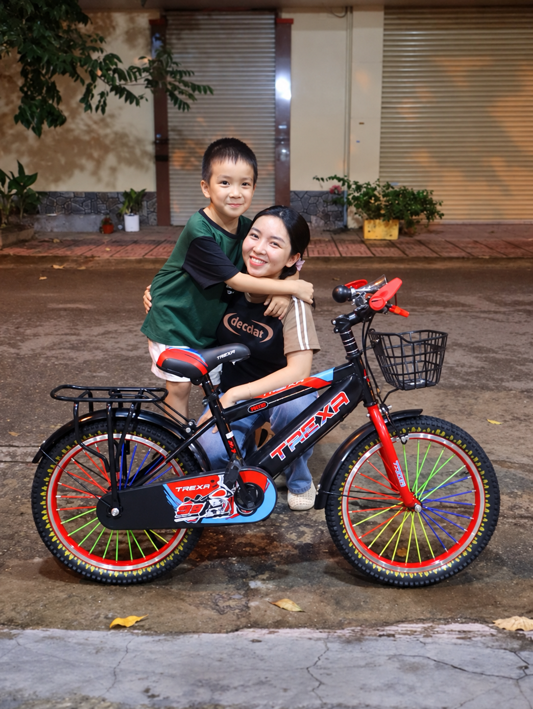 Em nhỏ cùng người thân bên chiếc xe đạp